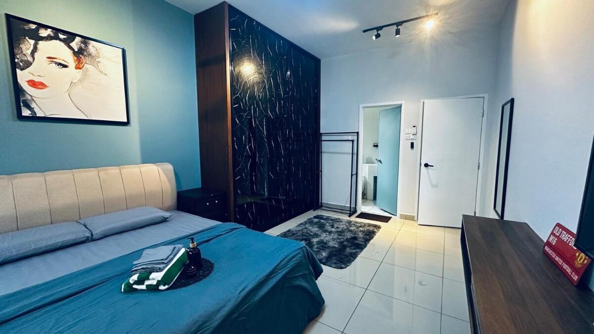 Johor Big & Cozy Home, Easy Parking, 2rooms, Fast Wifi * Johor Bahru